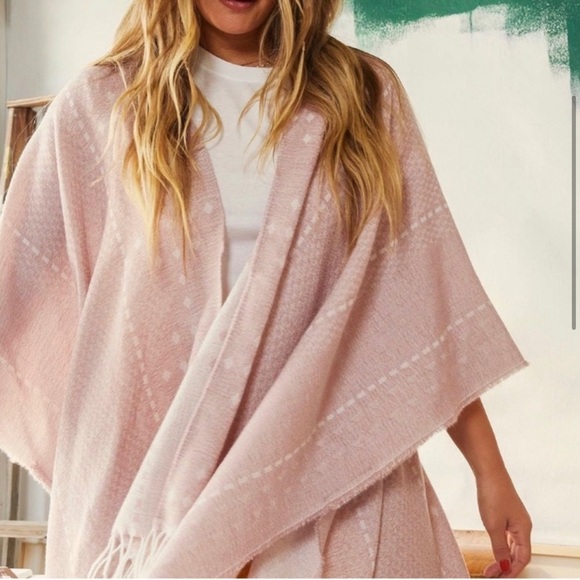 NWT Gentle Fawn Soft Pink and White Hermosa Cover Up Fringe Kimono Shawl Top M/L - Picture 1 of 12